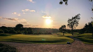 A golf course with a dirt path, trees, and a clear sky. - 5 Star Holiday Home in Skals (Skals)