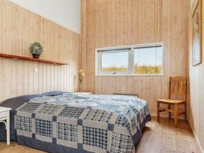 3 bedrooms, cribs/infant beds