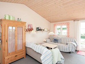 3 bedrooms, cribs/infant beds