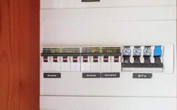 Un panneau de commande doté d’interrupteurs étiquetés pour les fonctions « Moteur », « Moteur », « Générateur » et « SPA ».