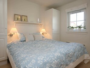 3 bedrooms, cribs/infant beds