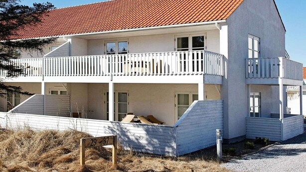 Il s’agit d’un bâtiment à deux étages, doté d’un toit recouvert de tuiles rouges et de murs extérieurs blancs. Il possède un balcon à l’étage supérieur et une véranda couverte.