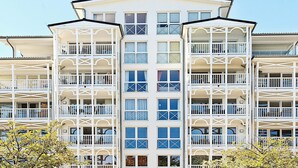 A multi-story hotel with balconies and a central entrance. - Holiday Home in Grossenbrode (Grossenbrode)