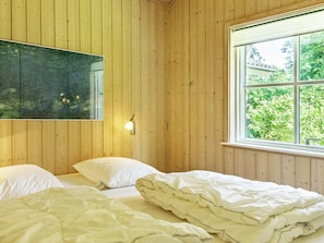 3 bedrooms, cribs/infant beds