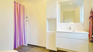 House | Bathroom - 10 Person Holiday Home in Oksbol (Oksbol)