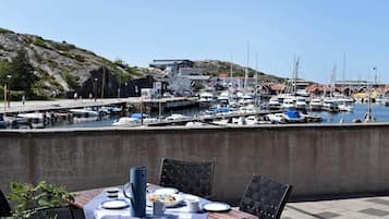 House | Tempat makan luar