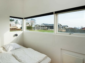 3 bedrooms, cribs/infant beds