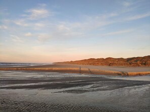 A coastal landscape with a sandy beach and dunes. - 6 Person Holiday Home in Hirtshals (Hirtshals)