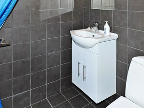 Bathroom - Spacious Holiday Home in Henne With Terrace (Henne)