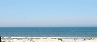Waterfront Holiday Home in Henne near Sea