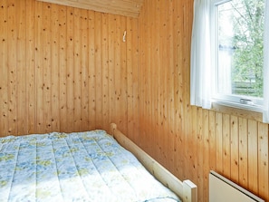 2 bedrooms, cribs/infant beds