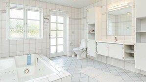 Spa treatment - Fantastic Holiday Home in Blåvand With Sauna (Blavand)