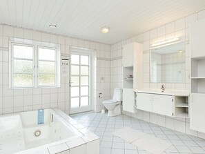 Spa treatment - Fantastic Holiday Home in Blåvand With Sauna (Blavand)