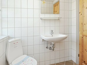 Bathroom - Fantastic Holiday Home in Blåvand With Sauna (Blavand)