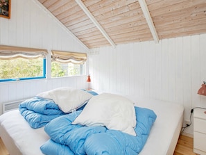 3 bedrooms, cribs/infant beds