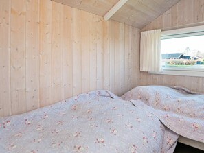 3 bedrooms, cribs/infant beds