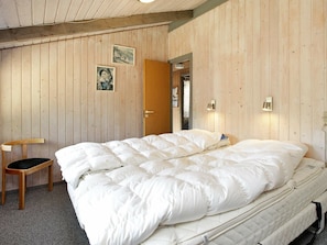 3 bedrooms, individually furnished, cribs/infant beds - Vintage Holiday Home in Henne With Sauna (Henne)