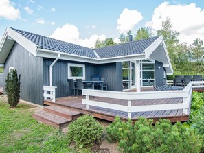 A modern house with a covered patio, a deck, and a small garden. - 4 Star Holiday Home in Ebeltoft (Ebeltoft)