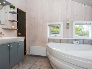 House | Bathroom - 4 Star Holiday Home in Ebeltoft (Ebeltoft)
