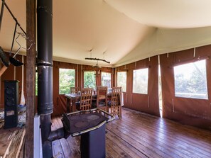 Dining - Unique, Comfortable Tent Houses on a Small Holiday Park a 5 Minute Walk From the sea (Callantsoog)