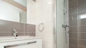 House | Bathroom | Shower, towels - Beautiful Lodge With a Dishwasher, in Bloemendaal (Overveen)
