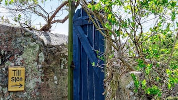 Uma porta de madeira rústica com uma placa indicando