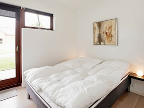 2 bedrooms, cribs/infant beds