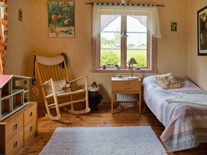 House | 4 bedrooms, individually furnished - 6 Person Holiday Home in Blomstermala (Blomstermåla)
