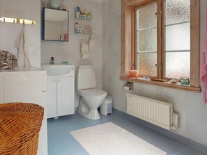 House | Bathroom | Towels - 6 Person Holiday Home in Blomstermala (Blomstermåla)