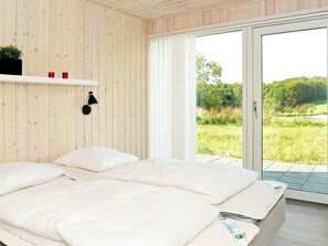 4 bedrooms, cots/infant beds