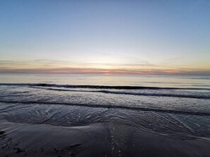 A beach with waves and a clear sky. - 5 Star Holiday Home in Lokken (Lokken)