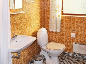 House | Bathroom - Cozy Holiday Home in Nexo near Dueodde Beach (Nexø)