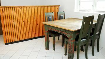 Fridge, microwave, dishwasher, coffee/tea maker