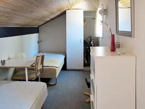 2 bedrooms, cribs/infant beds