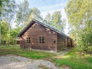 A wooden cabin with a pitched roof, a front door, and two windows. - Cozy Holiday Home in Nordjylland near Sea (Læsø)