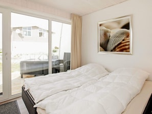 2 bedrooms, bed sheets