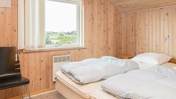 3 bedrooms, cribs/infant beds