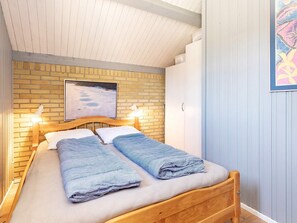 House | 2 bedrooms, individually furnished, cribs/infant beds
