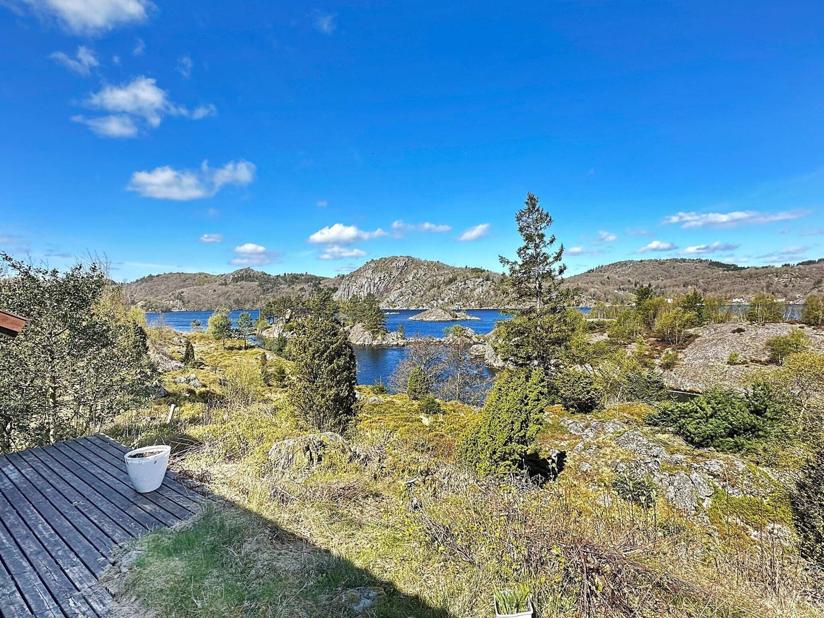 En vacker utsikt över en sjö omgiven av kullar och träd.