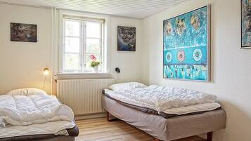 3 bedrooms, cribs/infant beds