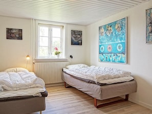 3 bedrooms, cribs/infant beds