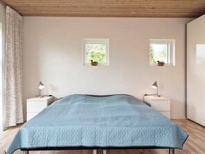 3 bedrooms, cribs/infant beds