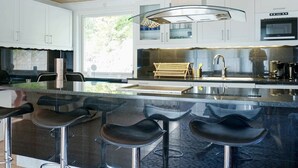Coffee/tea maker, fridge, microwave, dishwasher - Holiday Home in Hunnebostrand (Hunnebostrand)
