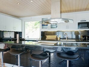Fridge, microwave, dishwasher, coffee/tea maker - Holiday Home in Hunnebostrand (Hunnebostrand)