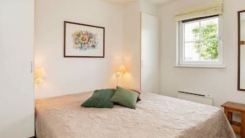 3 bedrooms, cribs/infant beds
