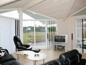 DVD player, MP3 dock - Cozy Holiday Home in Hovborg With Barbecue (Hovborg)