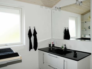 Fridge, microwave, dishwasher, coffee/tea maker - Cozy Holiday Home in Hovborg With Barbecue (Hovborg)