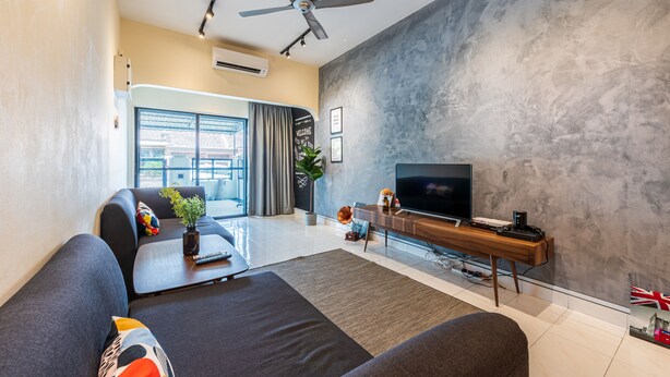 Un soggiorno moderno con un divano, televisione e ventilatore a soffitto.
