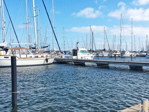 A marina with multiple sailboats docked. - Holiday Home in Wendtorf (Wendtorf)
