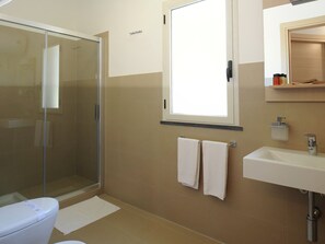Apartment | Badezimmer | Dusche, Haartrockner, Handtücher